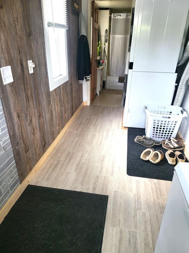 Laundry Room/ Foyer | Image 20