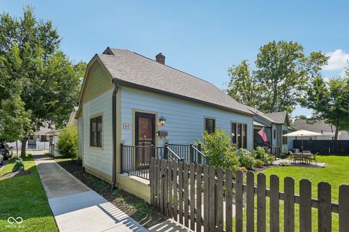 85 E Poplar St, Zionsville, IN, 46077-1549 | Card Image