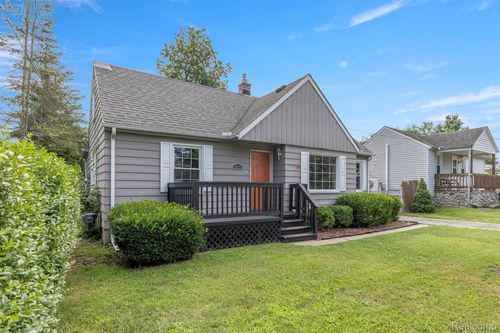8916 Deering St, Livonia, MI, 48150-4109 | Card Image
