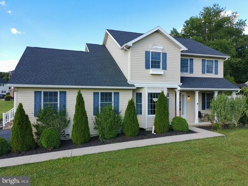 631 Eric Dr, SHIPPENSBURG, PA, 17257-8404 | Card Image