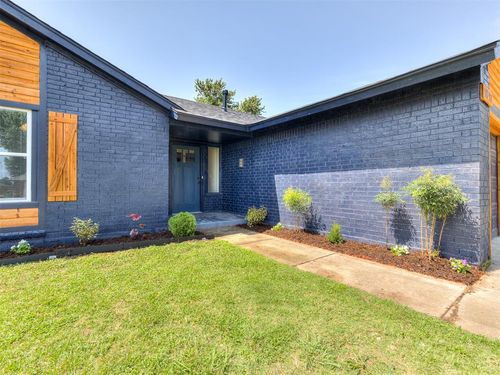 1052 Royal Ln, Yukon, OK, 73099-4228 | Card Image