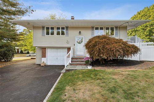 19 Partridge Ln, East Setauket, NY, 11733-2665 | Card Image