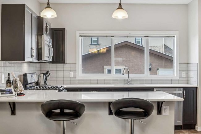 208 Mahogany Grove Se, Home with 3 bedrooms, 2 bathrooms and 2 parking in Calgary AB | Image 12