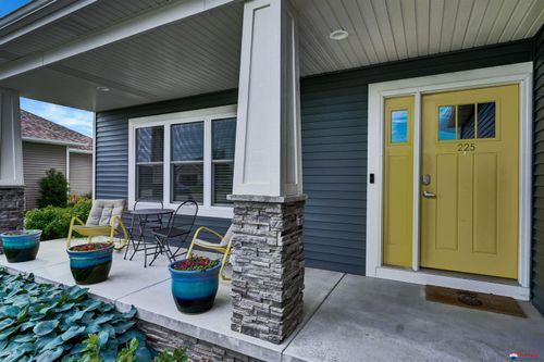 225 Knotty Pine Ln, Seward, NE, 68434-1155 | Card Image