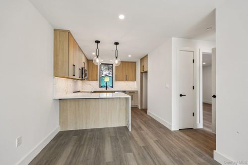 102-325 Manville Rd, Pleasantville, NY, 10570-2122 | Card Image