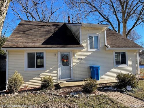 3060 Woodlawn St, Commerce Twp, MI, 48390-1490 | Card Image