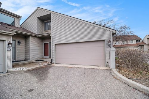 521 Oxford Ct, Rochester Hills, MI, 48307-4527 | Card Image