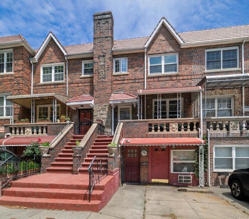 5237 39th Avenue, New York, NY, 11104 | Card Image