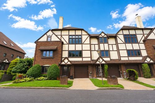 16 Fox Hunt Ct, Staten Island, NY, 10301-3658 | Card Image