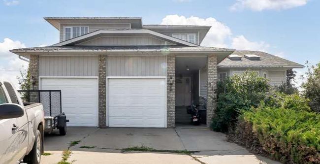 915 7 Street Se, Home with 4 bedrooms, 3 bathrooms and 2 parking in Redcliff AB | Image 2