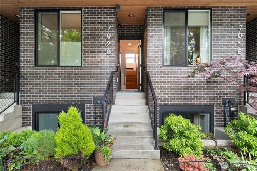 7020 Greenwood Ave N, Seattle, WA, 98103-5036 | Card Image