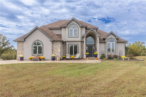 18494 Linwood Rd, Linwood, KS, 66052-4527 | Card Image