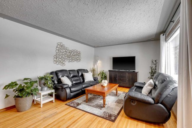 2533 Sable Drive Se, Home with 4 bedrooms, 2 bathrooms and 3 parking in Calgary AB | Image 5