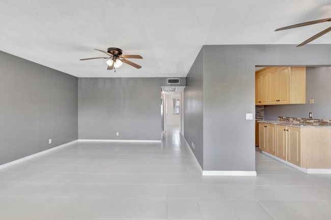 110 Sheffield E, Condo with 2 bedrooms, 2 bathrooms and null parking in West Palm Beach FL | Image 5