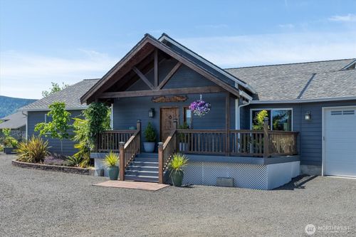 268 S Welcome Slough Rd, Cathlamet, WA, 98612-9736 | Card Image