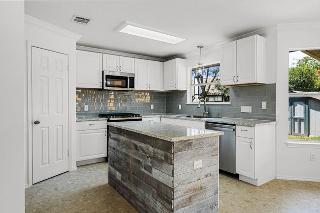 1213 Pathfinder Way, House other with 4 bedrooms, 3 bathrooms and 4 parking in Round Rock TX | Image 10