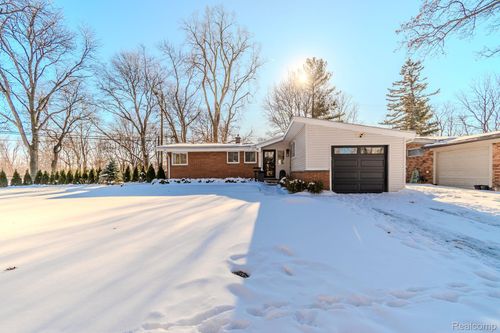 811 Norwich St, Birmingham, MI, 48009-5876 | Card Image