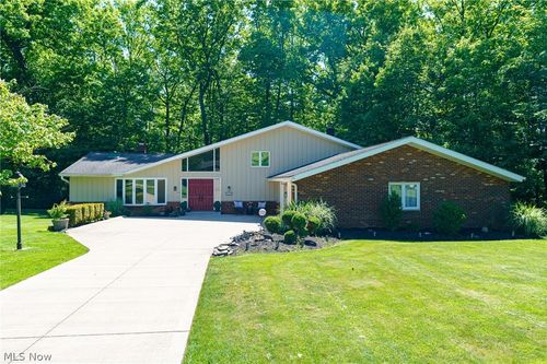9124 Meadow Ln, Brecksville, OH, 44141-1643 | Card Image