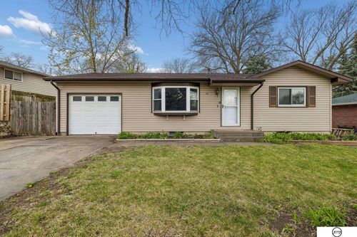 261 E Cherrywood Dr, Lincoln, NE, 68510-2619 | Card Image