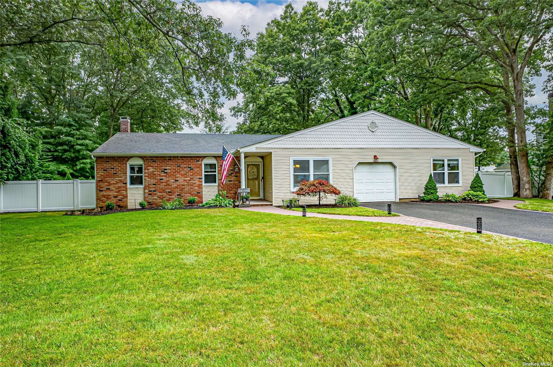 Stuyvesant Cir, East Setauket, NY 11733