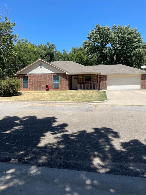 607 E Water St, Weatherford, TX, 76086-2643 | Card Image