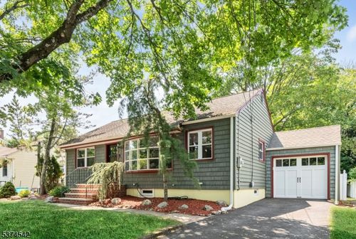 27 Kennedy Dr, Waldwick, NJ, 07463-1216 | Card Image