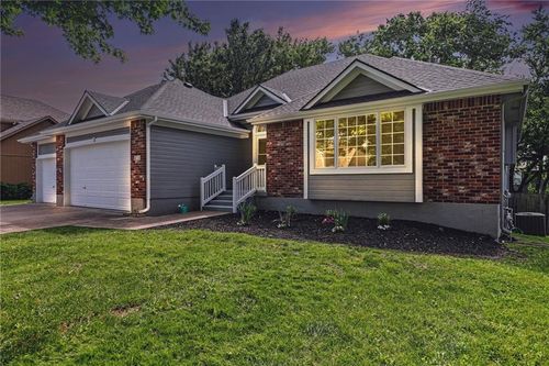 414 Eagle Glen Dr, Raymore, MO, 64083-9592 | Card Image
