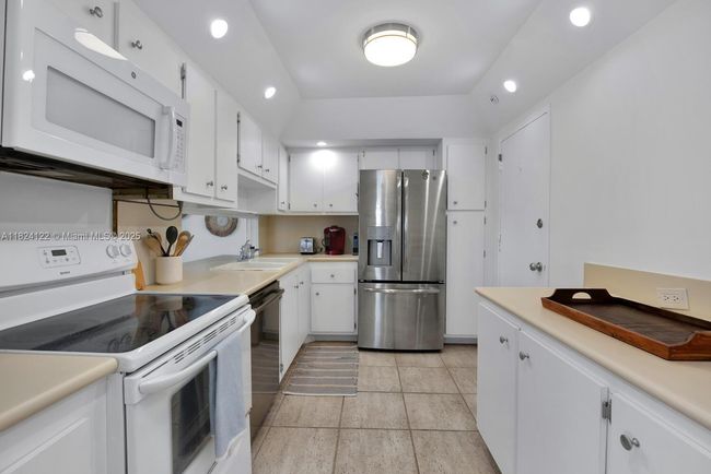 APT-1009 - 177 Ocean Lane Dr, Condo with 2 bedrooms, 2 bathrooms and null parking in Key Biscayne FL | Image 14