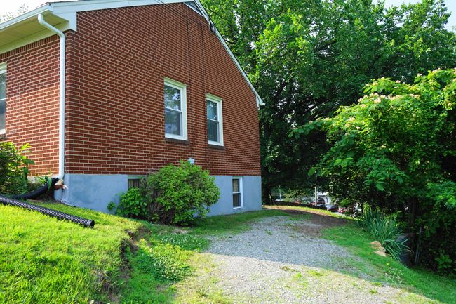 Right Side w/ Circular Driveway | Image 4