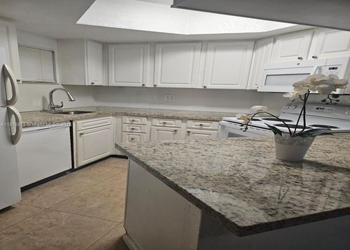 apt-304-8245 Lake Dr, Doral, FL, 33166-7780 | Card Image