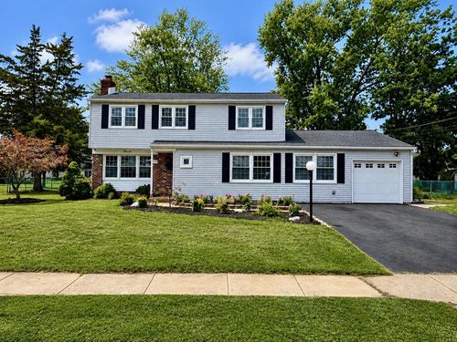 12 Longwood Dr, BURLINGTON, NJ, 08016-3118 | Card Image