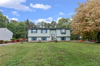 Bi-level home with a front yard | Image 3