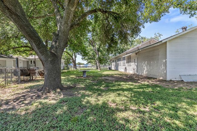 911 N Avenue C, House other with 3 bedrooms, 2 bathrooms and null parking in Elgin TX | Image 8