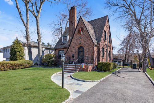 61 Livingston Ave, Babylon, NY, 11702-2107 | Card Image