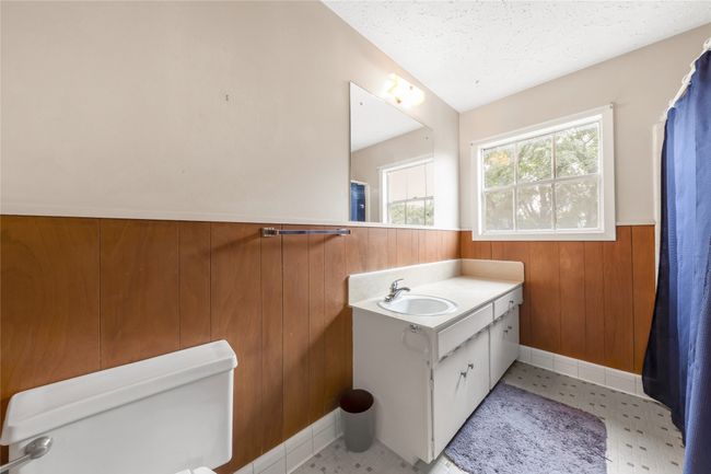 Upstairs bathroom with tub/shower combo | Image 16