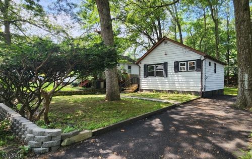 720 Brooklyn Mountain Rd, Hopatcong, NJ, 07843-1542 | Card Image