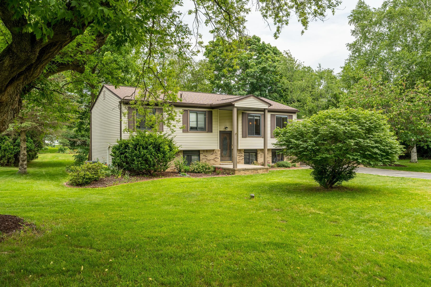 Christine Dr, Brighton, MI 48114