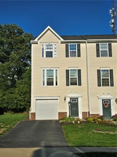 351 Sunrise Dr, Townhouse with 3 bedrooms, 1 bathrooms and 3 parking in Carnegie PA | Image 2