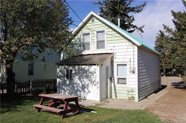 223 Highway Avenue, Home with 2 bedrooms, 1 bathrooms and 2 parking in Picture Butte AB | Image 2