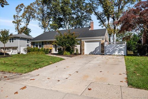 23 Mahan Rd, Old Bethpage, NY, 11804-1213 | Card Image