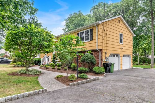 10 Lyncrest Dr, Paramus, NJ, 07652-3833 | Card Image