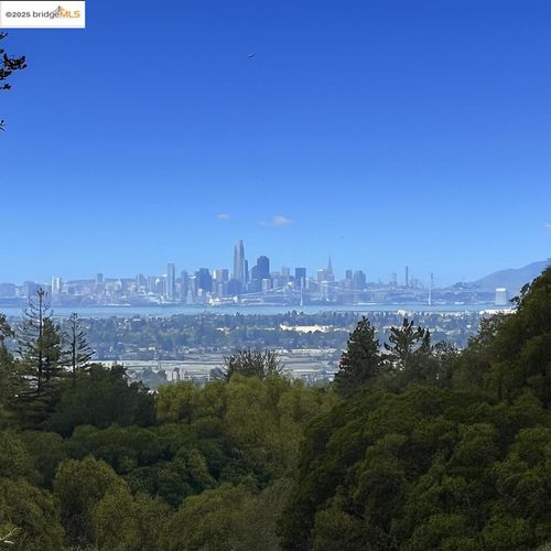 11275 Kerrigan Dr, Oakland, CA, 94605-5415 | Card Image