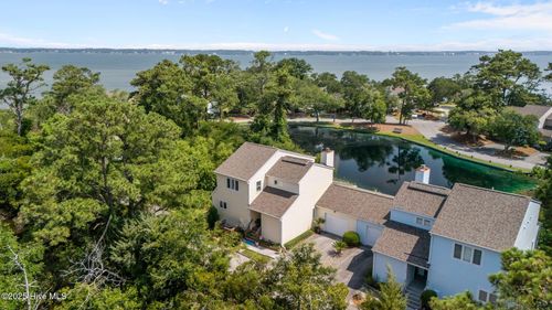300 Mcginnis Dr, Pine Knoll Shores, NC, 28512-6319 | Card Image