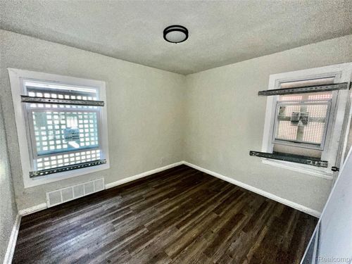 18900 Fairport St, Detroit, MI, 48205-2228 | Card Image