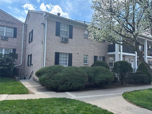 1 Doxbury Ln, Suffern, NY, 10901-7258 | Card Image
