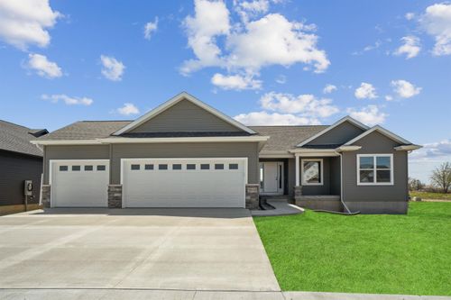 2832 Autumn Woods Dr, Cedar Falls, IA, 50613-2397 | Card Image
