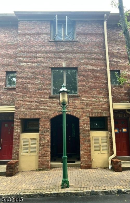 34 Mews Ln, South Orange, NJ, 07079-1740 | Card Image