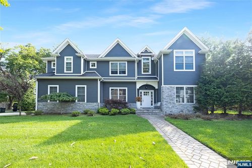 27 Central Ave, Demarest, NJ, 07627-1602 | Card Image