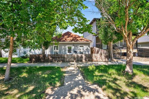 62 Iroquois St E, Moose Jaw, SK, S6H4S8 | Card Image