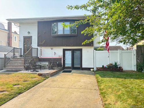 15 E Clearwater Rd, Lindenhurst, NY, 11757-6520 | Card Image